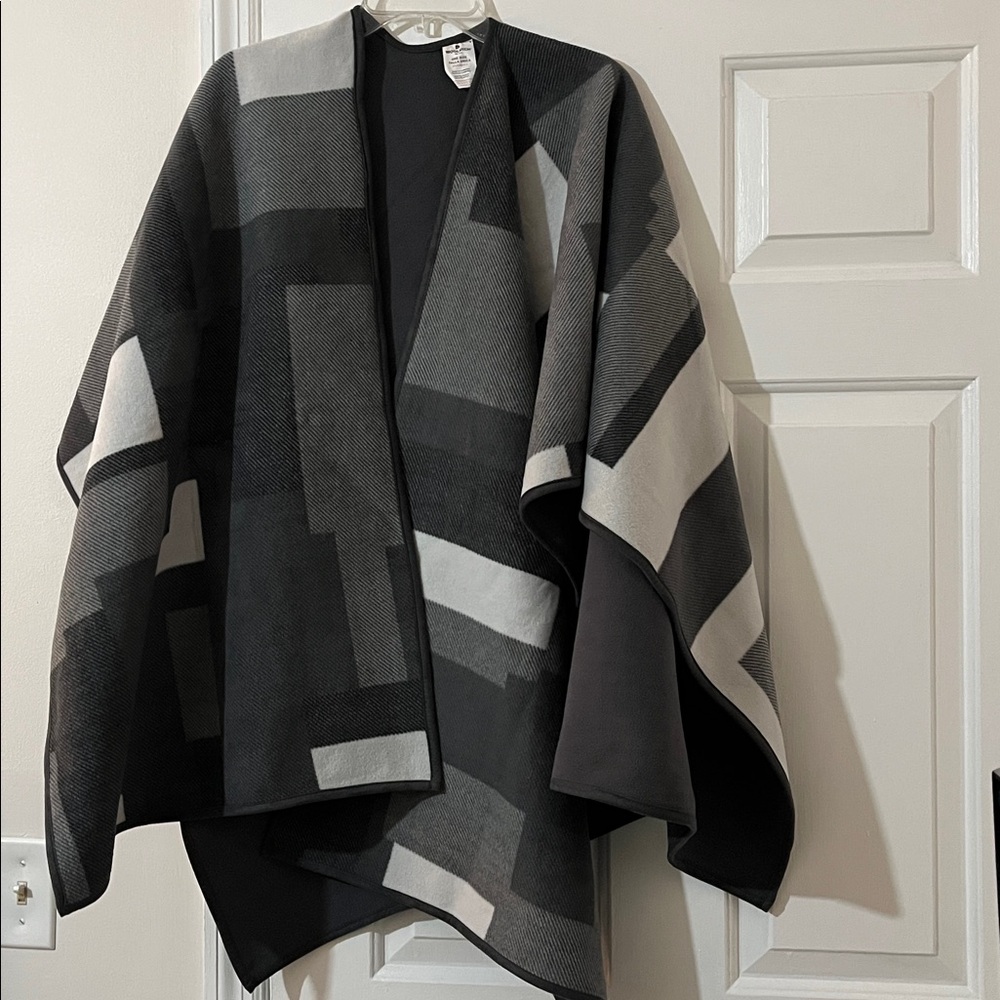 Reversible Woolrich Black & Gray Patterned Cape - Picture 2 of 15